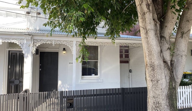 Port Melbourne - Centrally located 2 bedroom house - private quiet locality