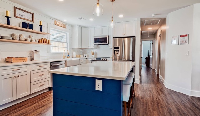 Port Of The Royal - 2 Minutes from Parris Island, 5 Minute WALK to Restaurants.