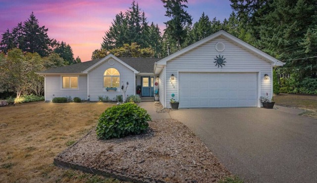 Port Orchard Oasis Retreat w/Hot Tub & Game Room!