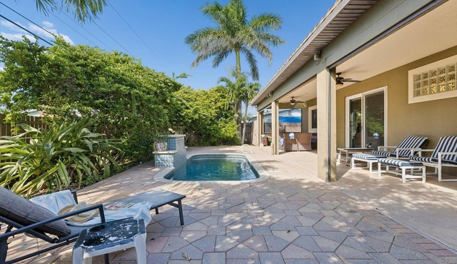 Port Paradise - HUGE private home with pool, fenced backyard, and BBQ grills! 🌴