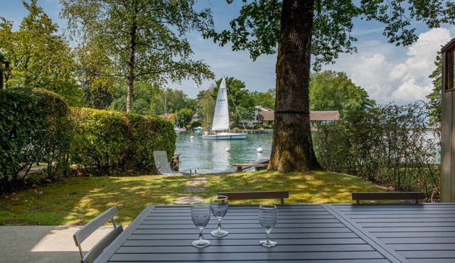 Port-Ripaille: lake and mountain + mooring place