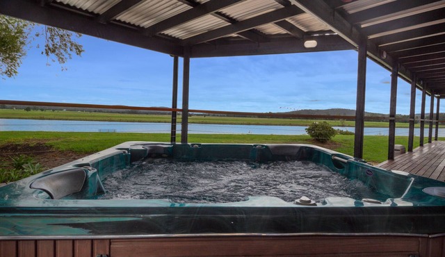 Port Stephens Waterski Lodge - On the banks of the Williams River