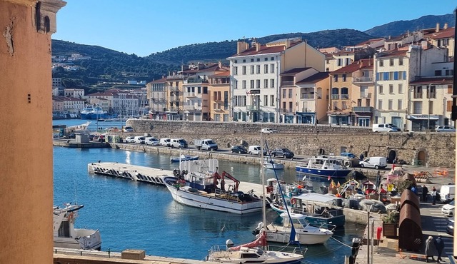 Port-Vendres apartment, harbor view, parking & WIFI