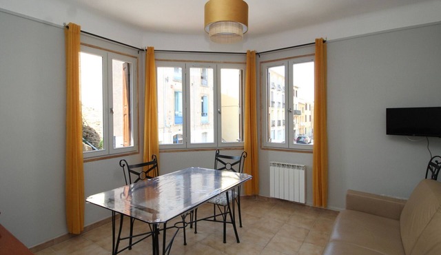 Port-Vendres Bright T3 Apartment in Village Center with WiFi