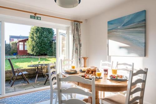 Port View House 3-Bedroom Self Catering Family Home with Garden Near Cardiff