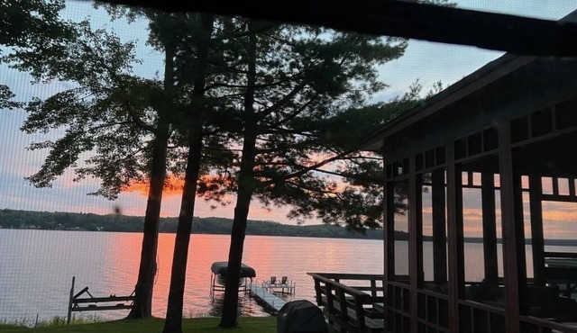 Portage Lake Cottage - Your Perfect Lakefront Retreat in Michigan's UP!