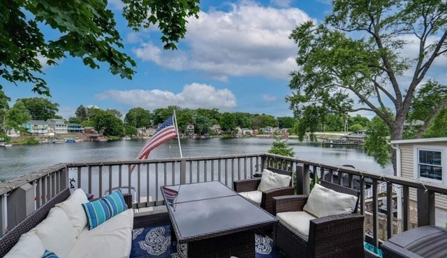 Portage Lakes Escape - 5 Bedroom Lakefront Home