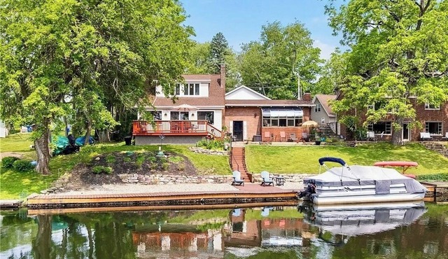 Portage Lakes Getaway - 5 Bedroom Lakefront Home