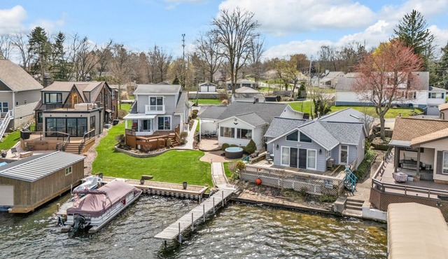 Portage Lakes Retreat - 3 BR Lakefront Home with Hot Tub