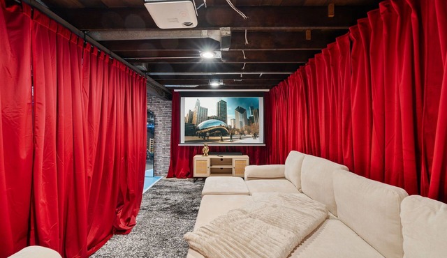 Portage Park, Jacuzzi, Movie Theater, Game Room, Gym, Arcade, Backyard, King Ste