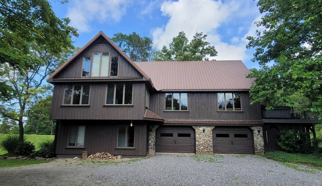 Portage Ponds 5 BR/3 Bath close to CHQ, wine trail