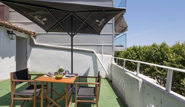 Portblanc Front Apartment with Sea Views, Wi-Fi, and Air Conditioning