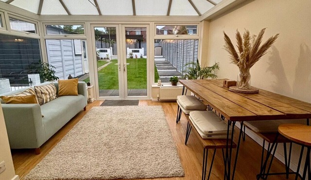 Portchester Stay – Spacious 3-Bed Chalet Bungalow with Garden & Parking