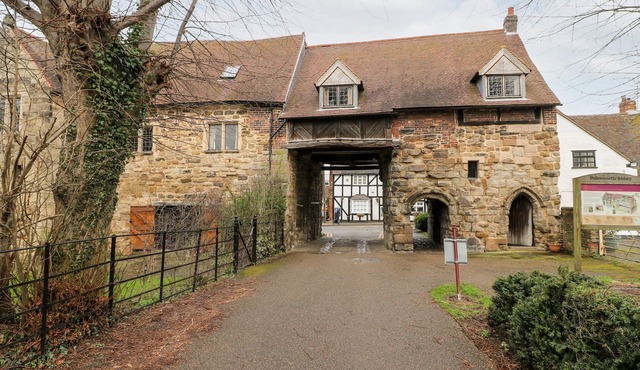 PORTER'S LODGE, pet friendly, character holiday cottage in Polesworth
