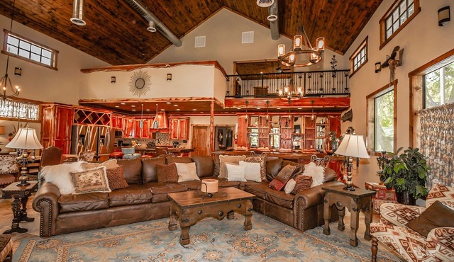 Porter's Tree Haus, Private Riverfront @Vacation Frio River Sleeps 17-34
