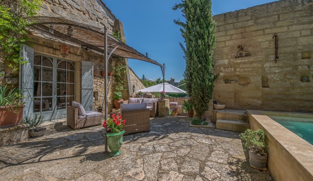 Portes D'Uzes, old bed and breakfast charming residence with swimming pool