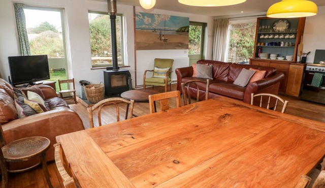 PORTH FARM ANNEXE, pet friendly, with open fire in Mawgan Porth