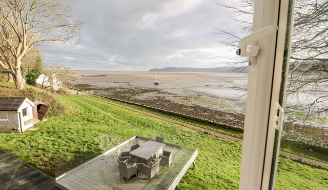PORTH LLONGDY UCHAF, family friendly, with open fire in Red Wharf Bay