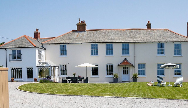 PORTHCOTHAN HOUSE, pet friendly, with open fire in Porthcothan