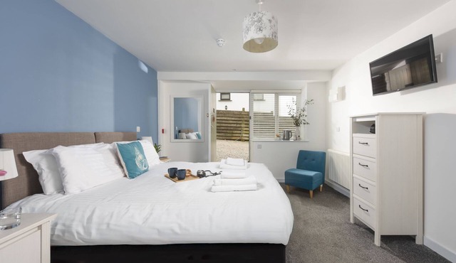 Porthcurno, B&B - a hotel room that sleeps 2 guests in 1 bedroom