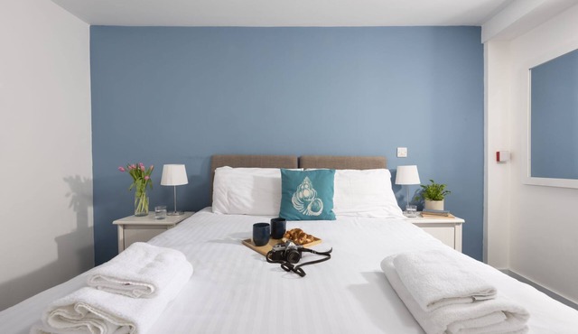 Portheras, B&B - a hotel room that sleeps 2 guests in 1 bedroom