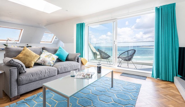 Porthia Penthouse, 2 bedrooms, 2 bathrooms, sea views, parking and free WiFi