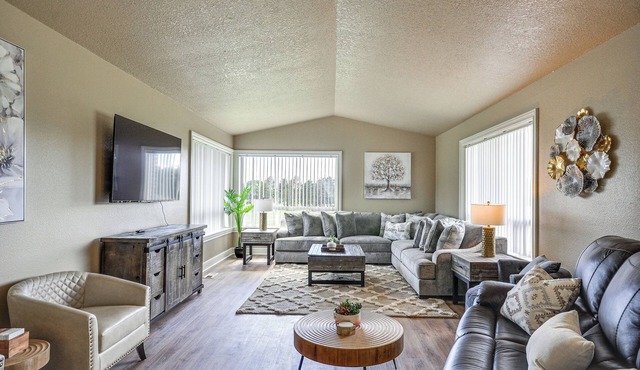 Portland Area Group Getaway: Hot Tub & Views!