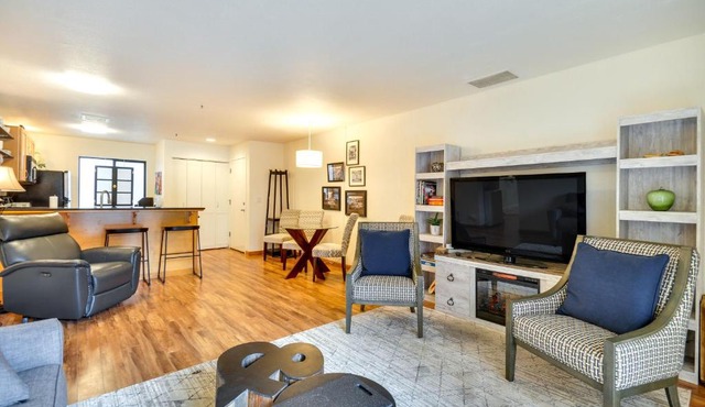 Portland Condo w/Hot Tub Access, Near Downtown!