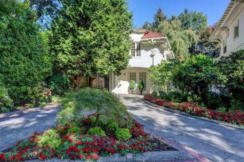 Portland's White House Carriage House