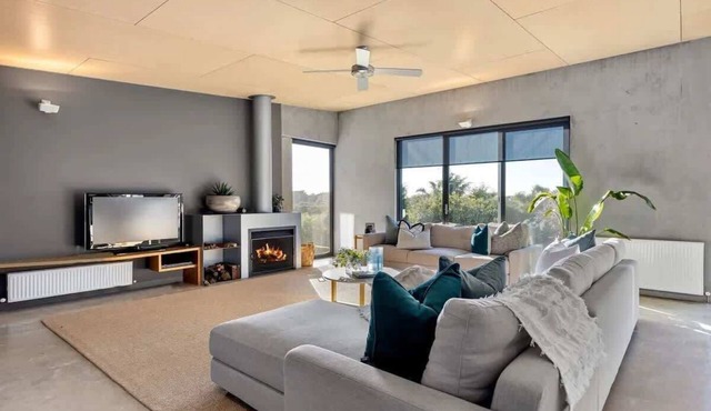 Portsea Sanctuary, Gas Heat Pool & Gardens