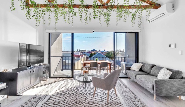 Portside Paradise - Steps away from the Port