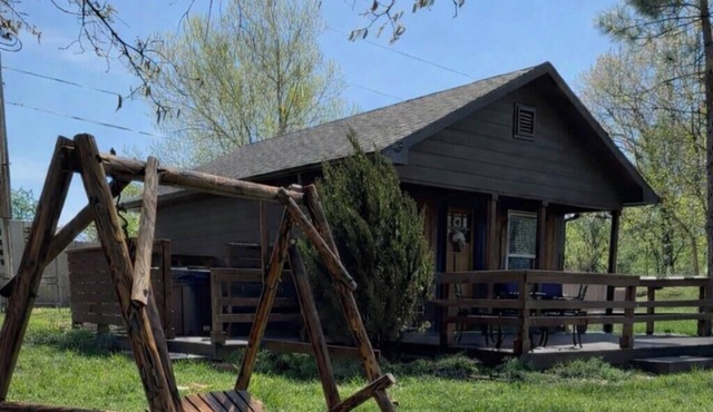 Portside Paradise updated cabin w hottub