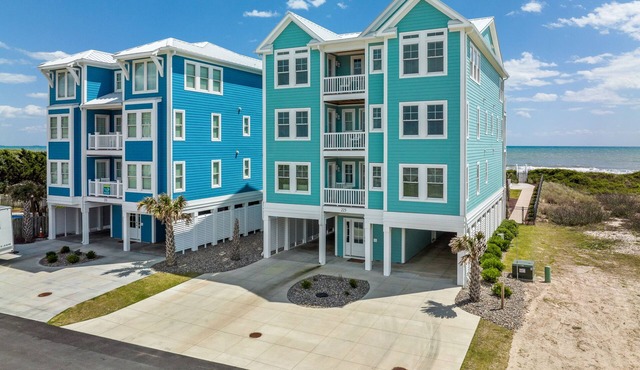 Poseidon: Beachfront w/views, private pool, hot tub, media room & pool table