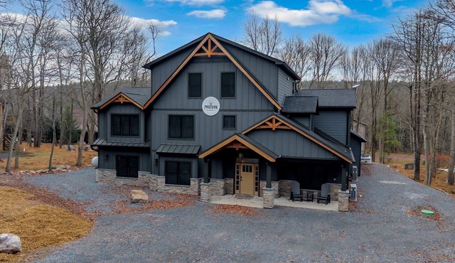 "Poseidon" Indoor Pool, Barrel Sauna, Hot Tub, Mini Golf, Fire Pit, Elevator, Sleeps 30