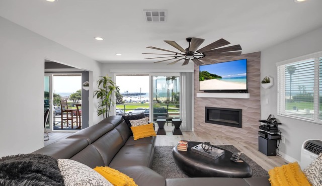 POSH BEACH CONDO, INCREDIBLE OCEAN VIEWS, 3 Bed/2 Bath in Eclectic Seal Beach