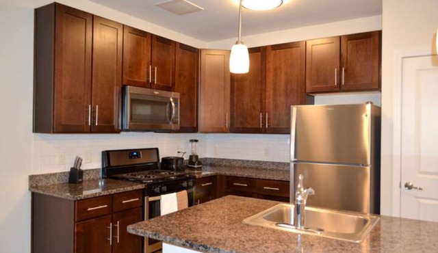 Posh large 2 bedroom with den ( with two twin beds) 2 bathroom, Somerset County