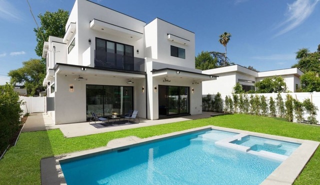 Posh Luxury Modern Home with Pool Spa and Rooftop Deck