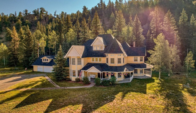 Posh mansion with antique decor, WiFi, & gas fireplace - near river and skiing