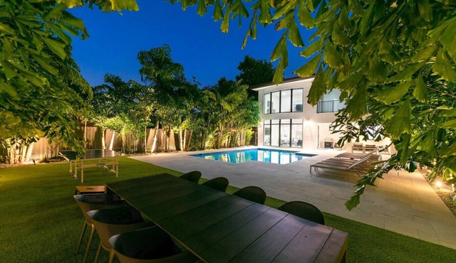 Posh & Modern Villa with Pool
