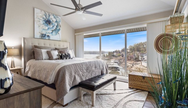 Posh Penthouse-Top Floor, Waterfront, Pools, & Pickleball!