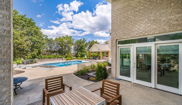 Posh Vacation Home: 2 Ensuites, Pool + Outdoor Kitchen & Bar