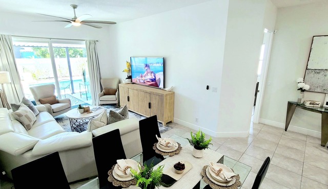 POSHPADZ Hibiscus Villa Hot Tub, 3 Bed, Priv Pool, Nr Beach, BBQ, Putting Green