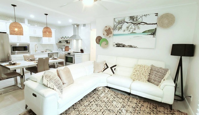 POSHPADZ Presents Coco Villa -2 Patios-Ground Floor-Walk to Jupiter Beach