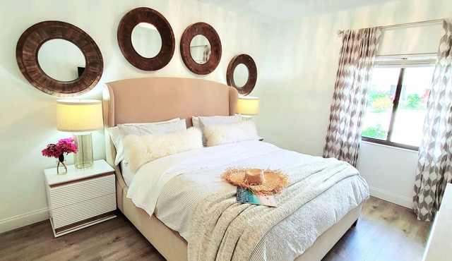 POSHPADZ Presents Sandpiper Villa - Walk to Jupiter Beach