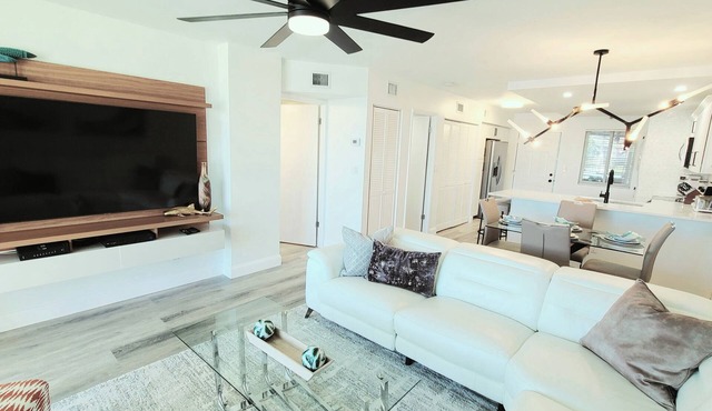 POSHPADZ Villa Del Sol Walk to Jupiter Beach