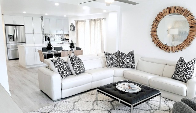 POSHPADZ Villa Kokomo-Lake View Patio- Walk to Jupiter Beach Sleeps 6