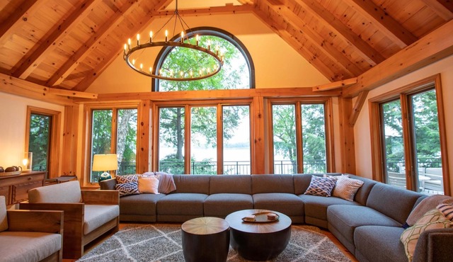 Post and Beam Lake Joe Gorgeous cottage & boathouse on a quiet Lake Joseph Bay!