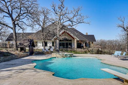 Post Oak Estate with Pool and Spa on 16 Acres