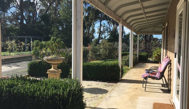 Post Office Cottage- relax in peaceful surrounds.