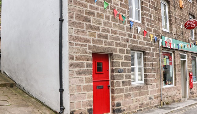 POST OFFICE COTTAGE, family friendly, with a garden in Cromford